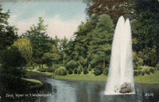 16223 Gezicht in het Walkartpark met vijver en fontein en gemengde bomen en struiken te Zeist uit het zuidwesten.